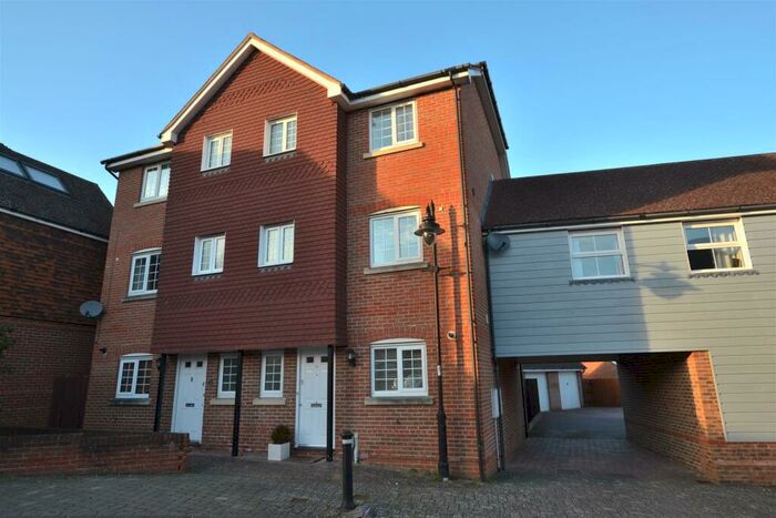 4 Bedroom House To Rent In Chertsey Street, Fleet, GU51