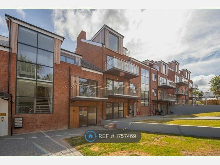 2 Bedroom Flat To Rent In Steeplands, Bushey, WD23