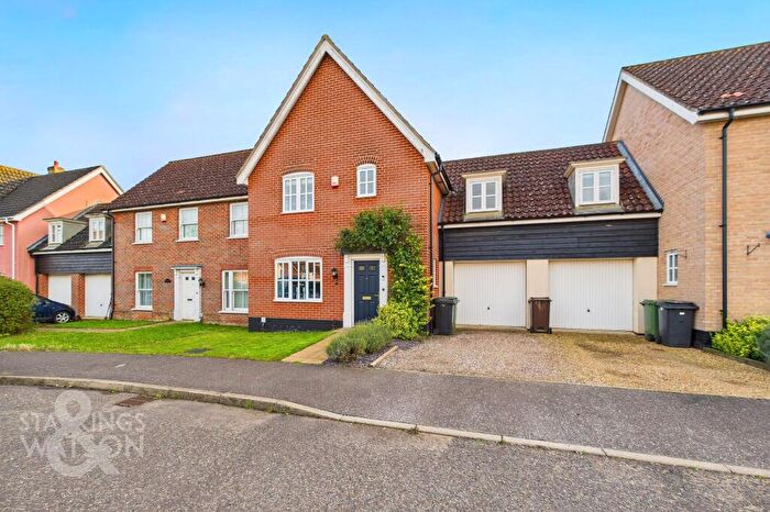 3 Bedroom Semi-Detached House For Sale In Bromedale Avenue, Mulbarton, Norwich, NR14