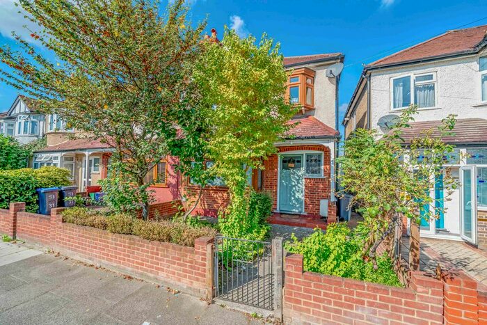 3 Bedroom Link Detached House To Rent In Rowan Road, London, SW16