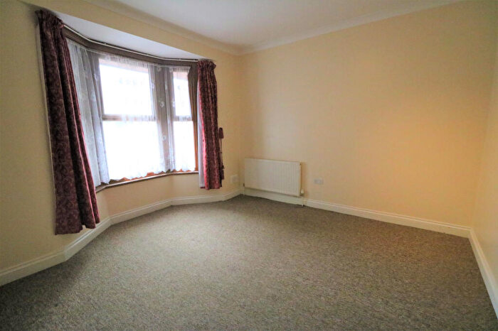 3 Bedroom Flat To Rent In Hainault Road, London, E11