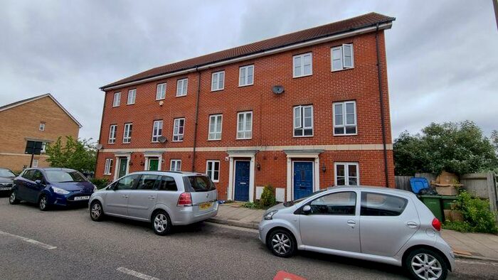 4 Bedroom Town House To Rent In Battery Road, West Thamesmead, London, SE28