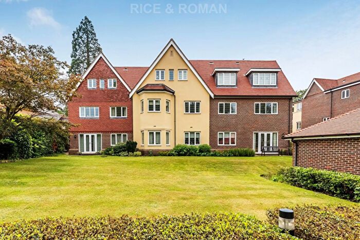2 Bedroom Flat To Rent In Ashcroft Place, Leatherhead, KT22