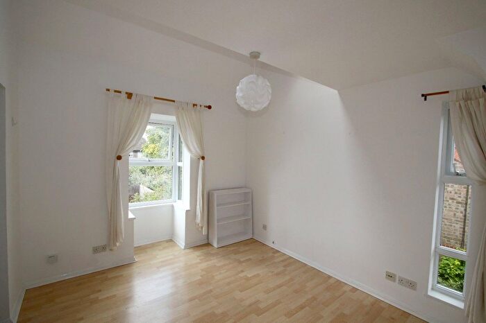 1 Bedroom Flat For Sale In Colburn Crescent, Guildford, Surrey, GU4