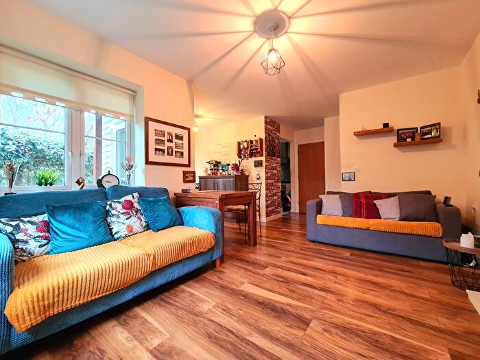 2 Bedroom Flat To Rent In Brosse Way, Bromley, BR2