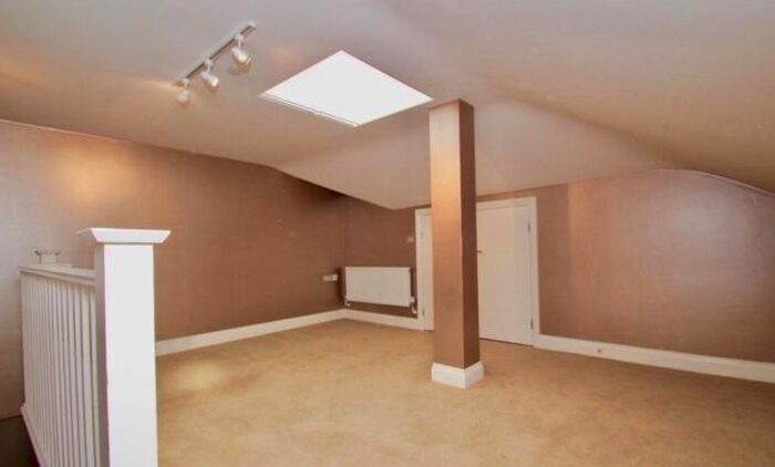 3 Bedroom Flat To Rent In Royal Drive, Souhtgate, N11