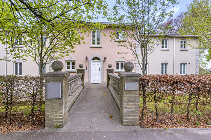 2 Bedroom Flat For Sale In Queens Gate, Winchester, Hampshire, SO22