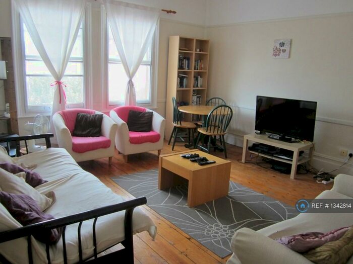 3 Bedroom Flat To Rent In Sheengate Mansions, London, SW14