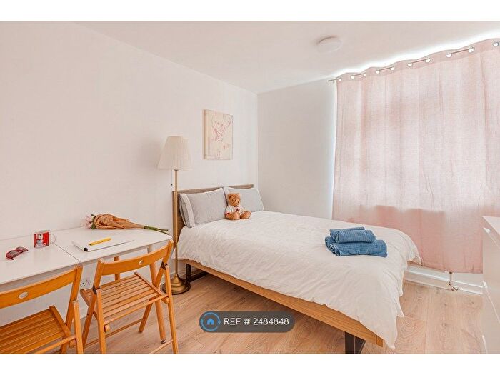 3 Bedroom Flat To Rent In Bush Court, London, W12