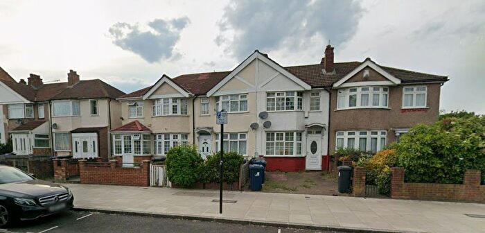 3 Bedroom Flat To Rent In Mandeville Road, Northolt, Greater London, UB5