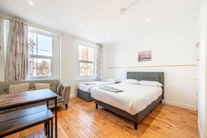 Studio To Rent In Woodstock Grove, Shepherd's Bush, London, W12