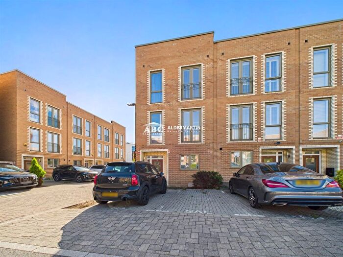 4 Bedroom Property To Rent In Edgecumbe Avenue, London, NW9