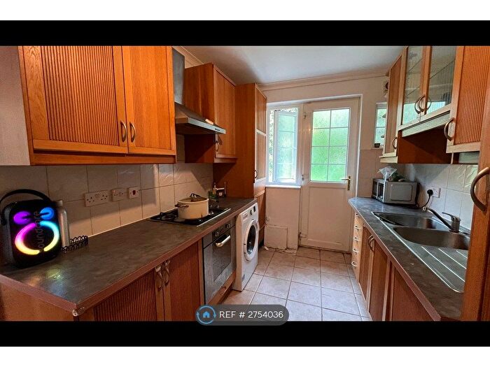 4 Bedroom Semi Detached House To Rent In Hendon Way, London, NW4