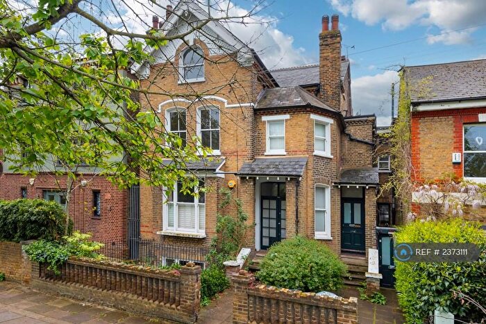 2 Bedroom Flat To Rent In Bolingbroke Grove, London, SW11