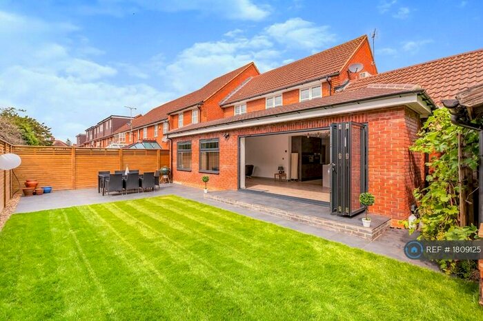 4 Bedroom Semi-Detached House To Rent In Arlington Green, London, NW7