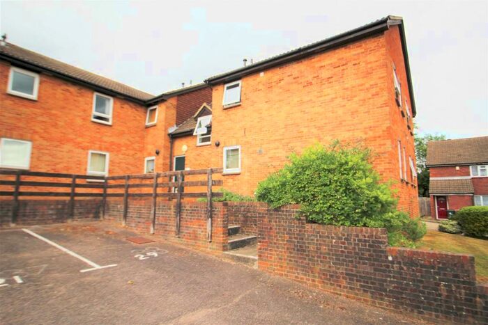 Flat To Rent In Hillingdale, Tollgate Hill, RH11