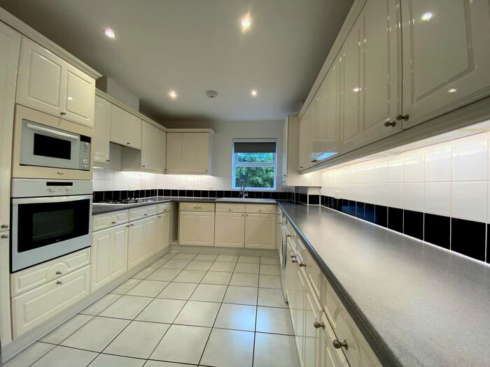 2 Bedroom Flat To Rent In , Pickard Close, Southgate, London, N14