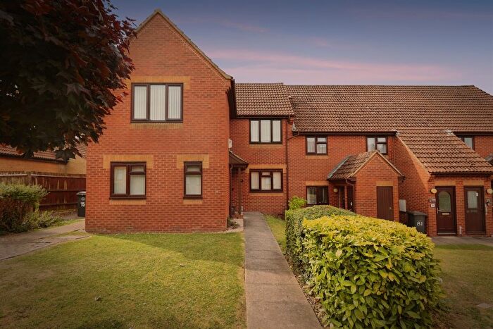 2 Bedroom Flat For Sale In Lansdowne Way, High Wycombe, HP11