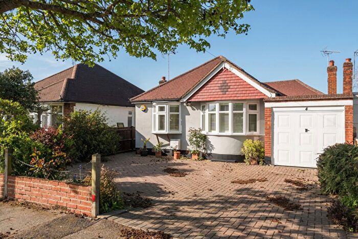 3 Bedroom Bungalow For Sale In Lois Drive, Shepperton, TW17