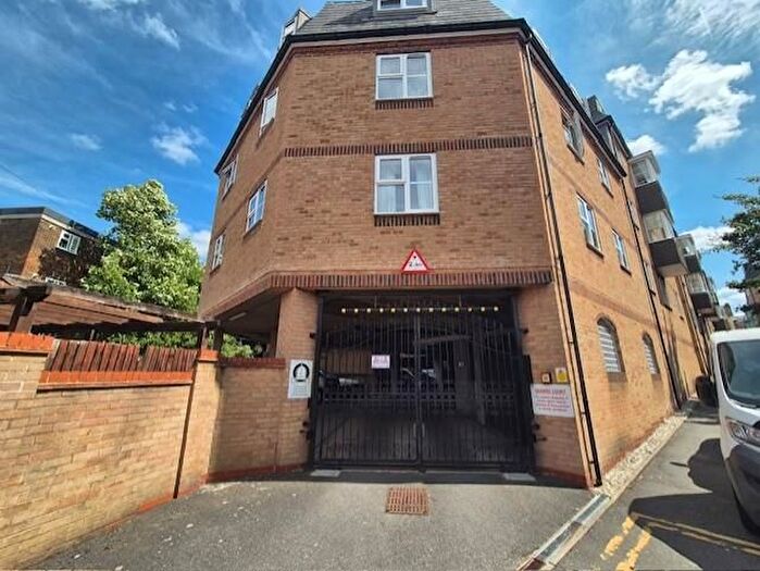 1 Bedroom Flat For Sale In Darwin Court, Gravel Walk, Rochester, ME1