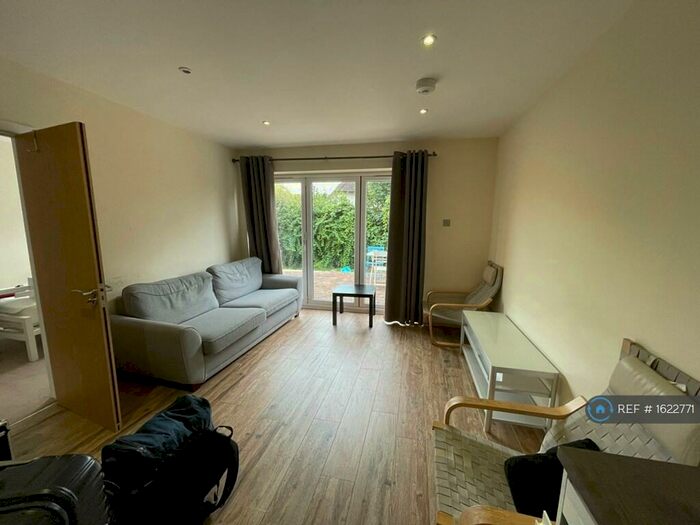 5 Bedroom Semi-Detached House To Rent In Alresford Road, Guildford, GU2