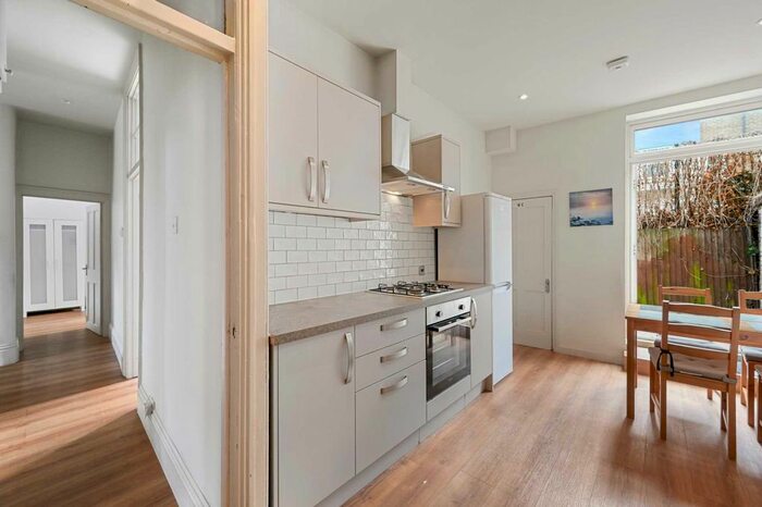 3 Bedroom Flat To Rent In Hetley Road, Shepherds Bush, London, W12