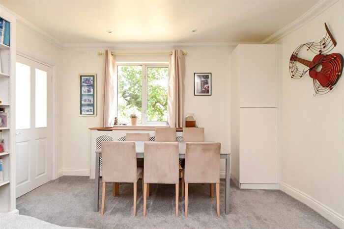 2 Bedroom Maisonette For Sale In Portley Wood Road, Whyteleafe, Surrey, CR3