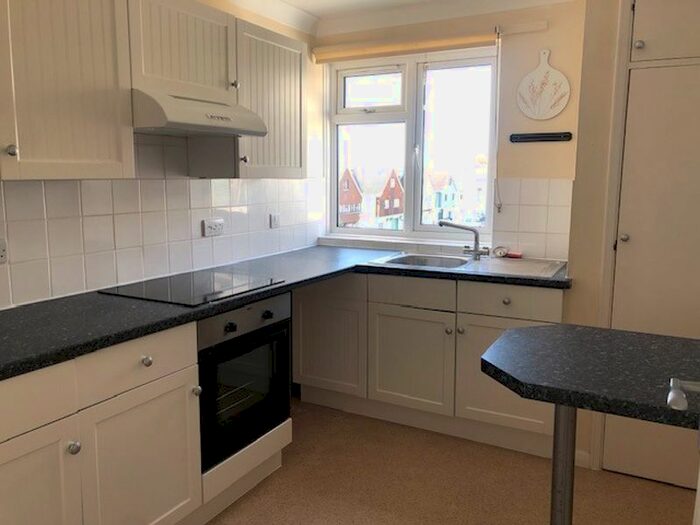 1 Bedroom Flat To Rent In Broadway Court, - Brighton Road, Lancing, BN15