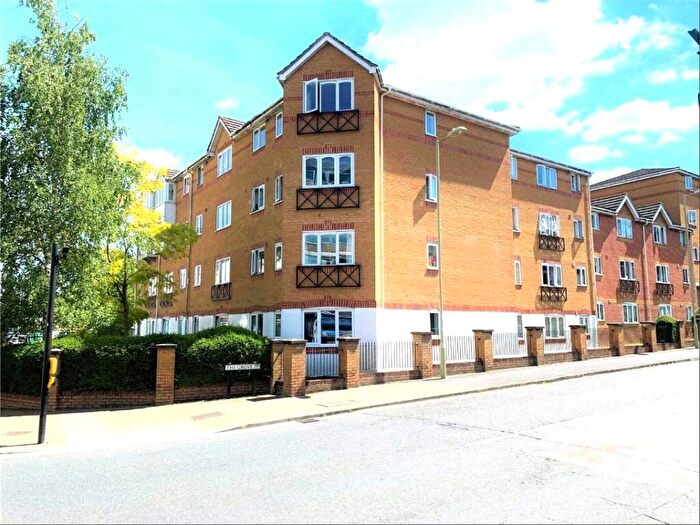 2 Bedroom Flat For Sale In Ascot Court, Aldershot, Hampshire, GU11