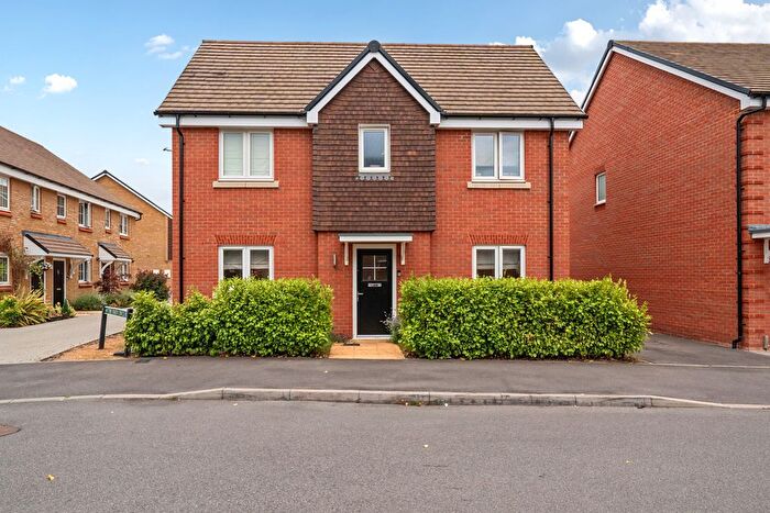 3 Bedroom Detached House For Sale In Honey Bee Street, Calcot, Reading, Berkshire, RG31