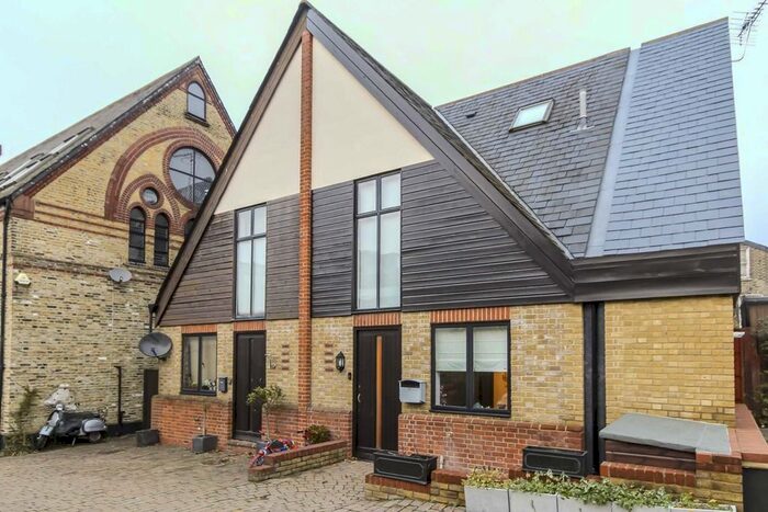 3 Bedroom Property To Rent In Rush Common Mews, London, SW2