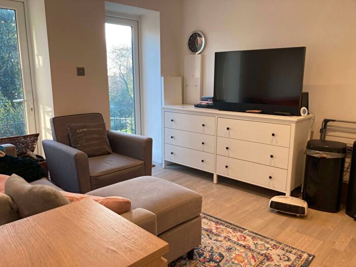 2 Bedroom Flat To Rent In Central Hill, London, SE19