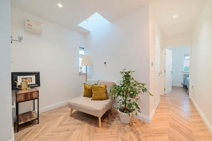 2 Bedroom Flat To Rent In Hounslow, Sunbury On Thames, TW5