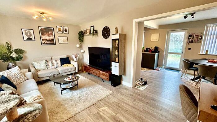 3 Bedroom Semi-Detached House For Sale In Dore Avenue, North Hykeham, Lincoln, LN6