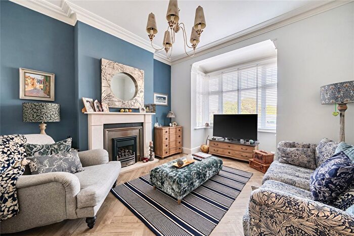4 Bedroom Semi-Detached House For Sale In Avondale Road, London, SE9