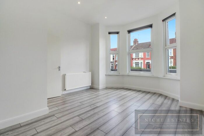 2 Bedroom Flat To Rent In Squires Lane, London, N3