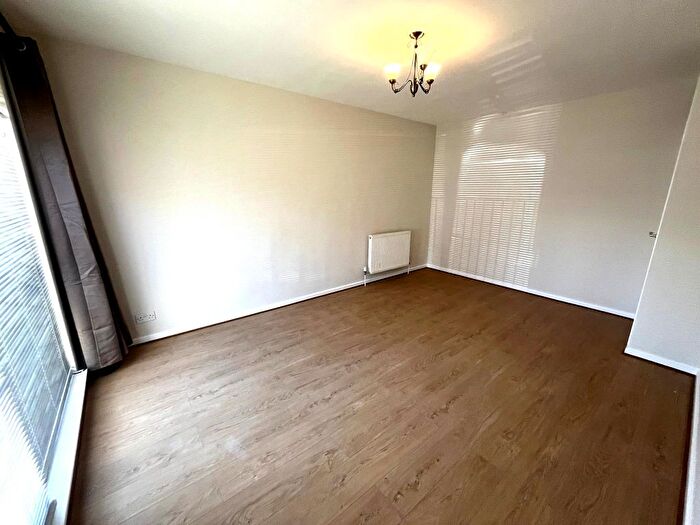 1 Bedroom Flat To Rent In Roundhedge Way, Enfield, EN2