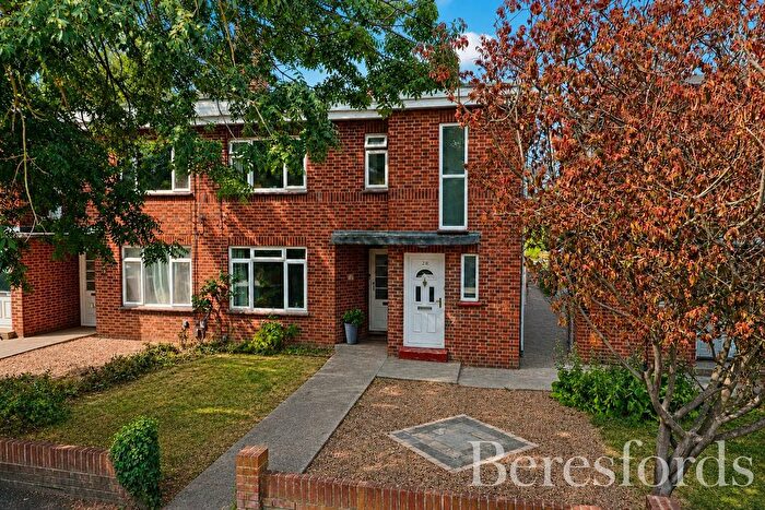 3 Bedroom Maisonette For Sale In Shrublands Close, Chelmsford, CM2