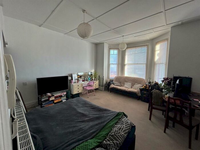 Flat To Rent In Nether Street, West Finchley, London, N3