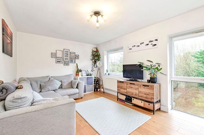 2 Bedroom Flat For Sale In Riverside Close, Kings Langley, WD4