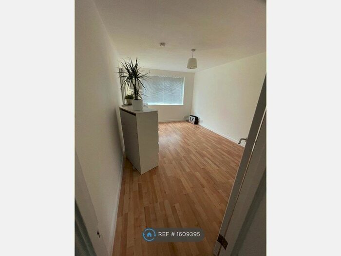 1 Bedroom Flat To Rent In Hazelwood Close, Hitchin, SG5