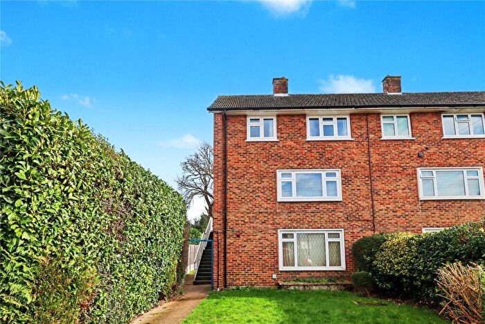 3 Bedroom Maisonette For Sale In Sundridge Road, Woking, Surrey, GU22