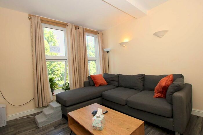 2 Bedroom Flat To Rent In Goldhawk Road, London, W12
