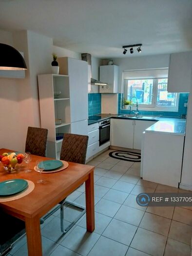 3 Bedroom Flat To Rent In Longland Court, London, E9