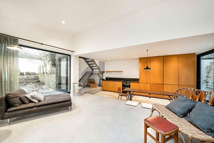 1 Bedroom Detached House To Rent In Rainham Road, Kensal Rise, NW10