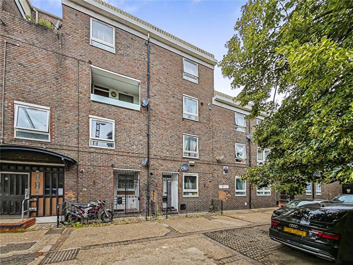 2 Bedroom Maisonette For Sale In Abbott Road, London, E14