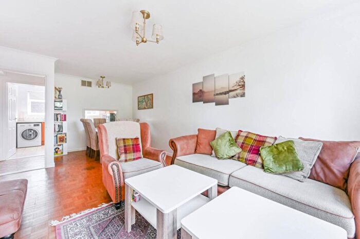 2 Bedroom Flat To Rent In Glena Mount, Sutton, SM1