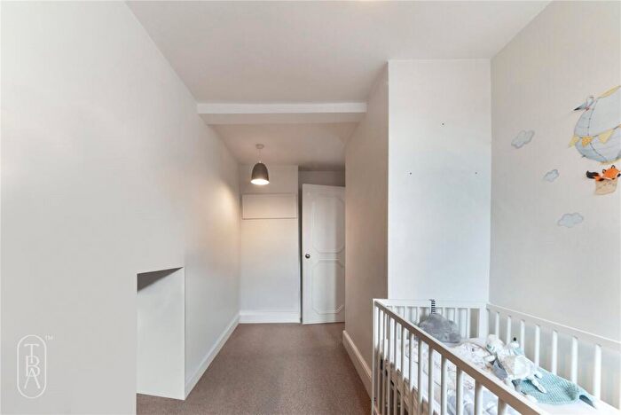 2 Bedroom Apartment To Rent In Sylvester Path, London, E8