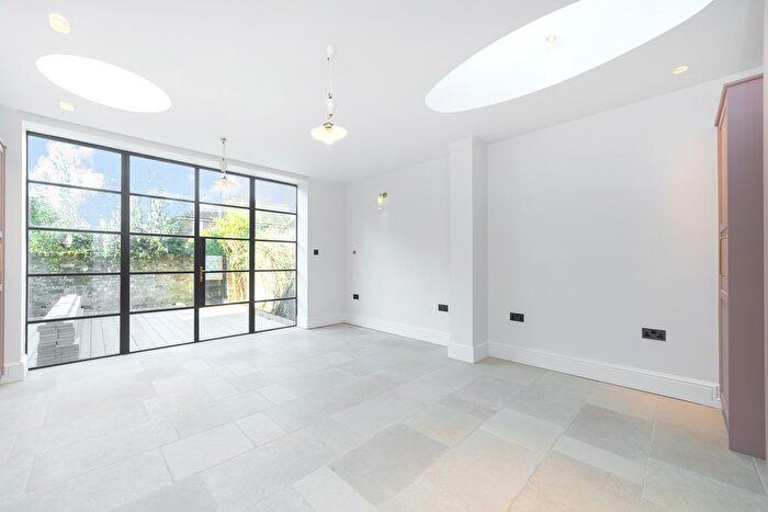 2 Bedroom Cottage To Rent In Wildwood Grove, London, NW3