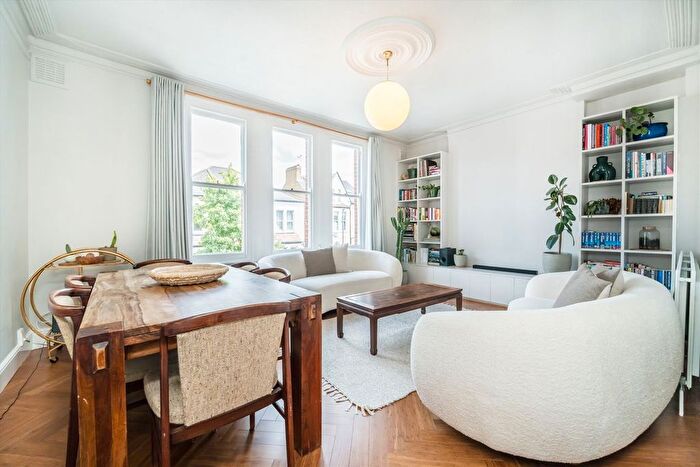 3 Bedroom Flat To Rent In Lucien Road, London, SW17